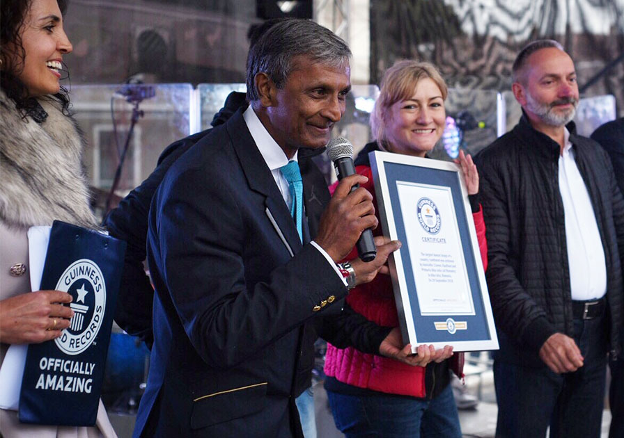  Adjudicator holding certificate with record breaker